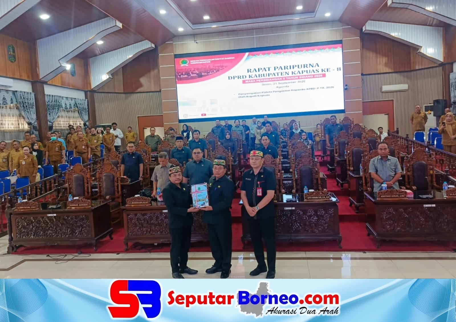 Wakil Ketua II DPRD Kapuas Berinto menerima dokumen penyampaian Raperda Perubahan APBD 2026 dari Bupati Kapuas HM Wiyatno didampingi Sekda Kapuas Usis I Sangka, pada Senin (21/9/2026). FOTO: FADLI/SB