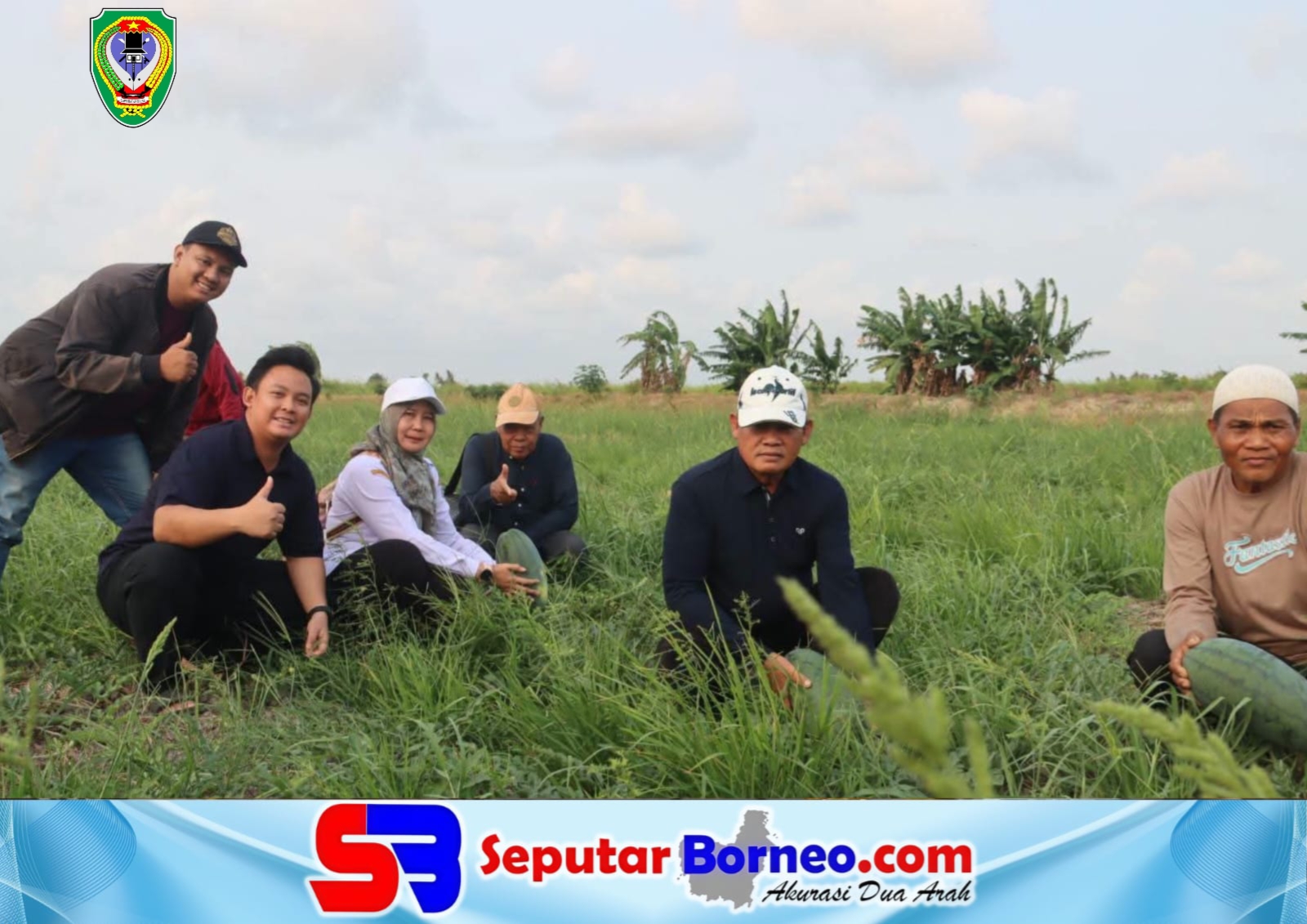 Bupati Seruyan Ahmad Selanorwanda (topi putih) menunjukkan semangka yang dikembangkan petani di lahan persawahan. FOTO: PROKOM SERUYAN/SB