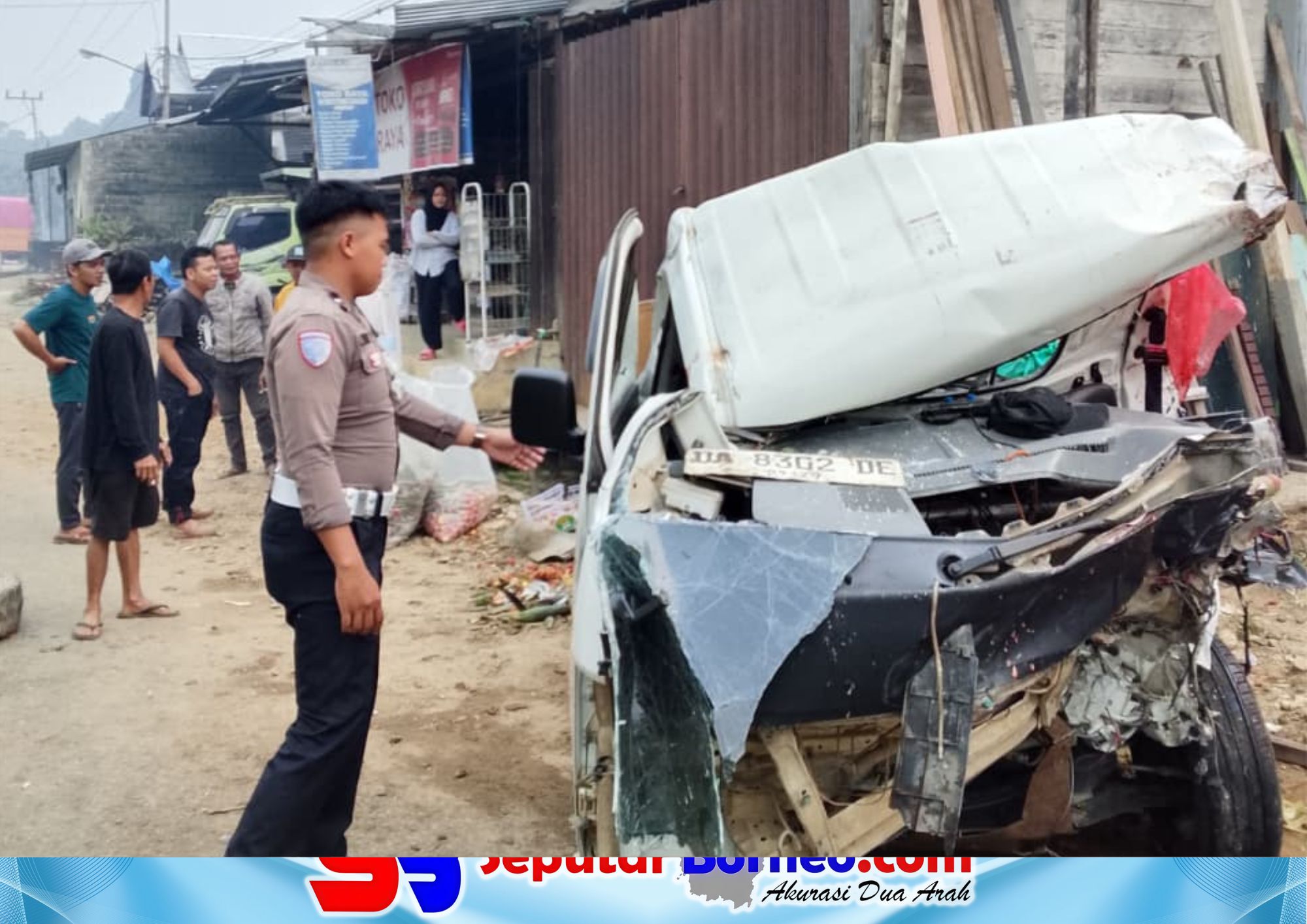 Anggota Satlantas Polres Barito Timur yang berada dilokasi kecelakaan mengecek Mobil Pikap yang rusak berat FOTO: POLRES BARTIM/SB