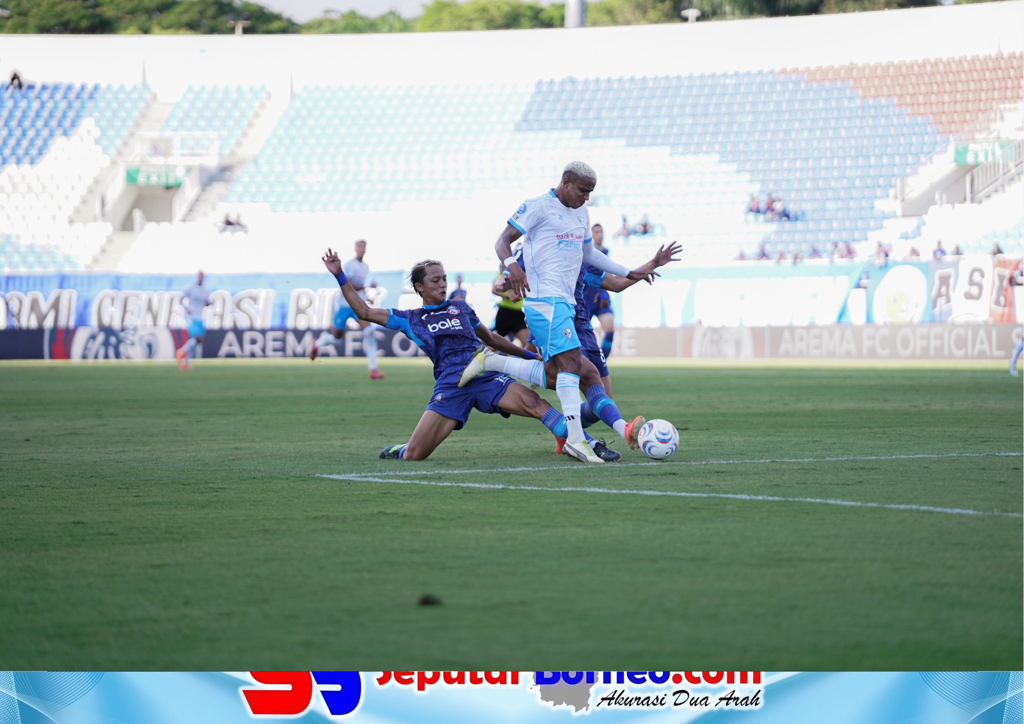Pemain Isenmulang Kalteng FC dan Arema FC berduel dalam pertandingan pembuka Indonesia Super League 2026/2027, pada Jumat (4/9/2026). FOTO: ISENMULANG KALTENG/SB