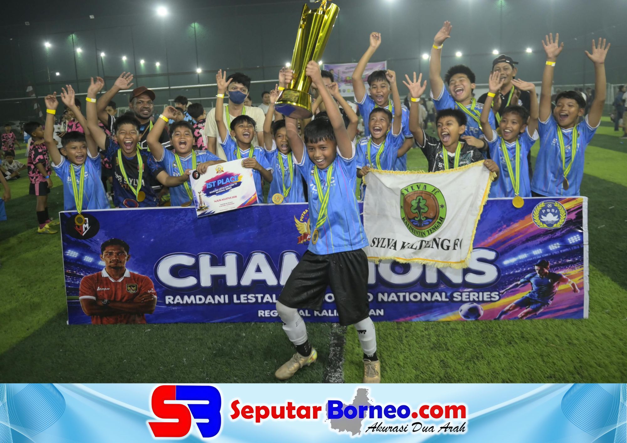 Tim Sylva Kalteng berfoto bersama usai menerima trofi sebagai juara pertama. (FOTO: ISTIMEWA)