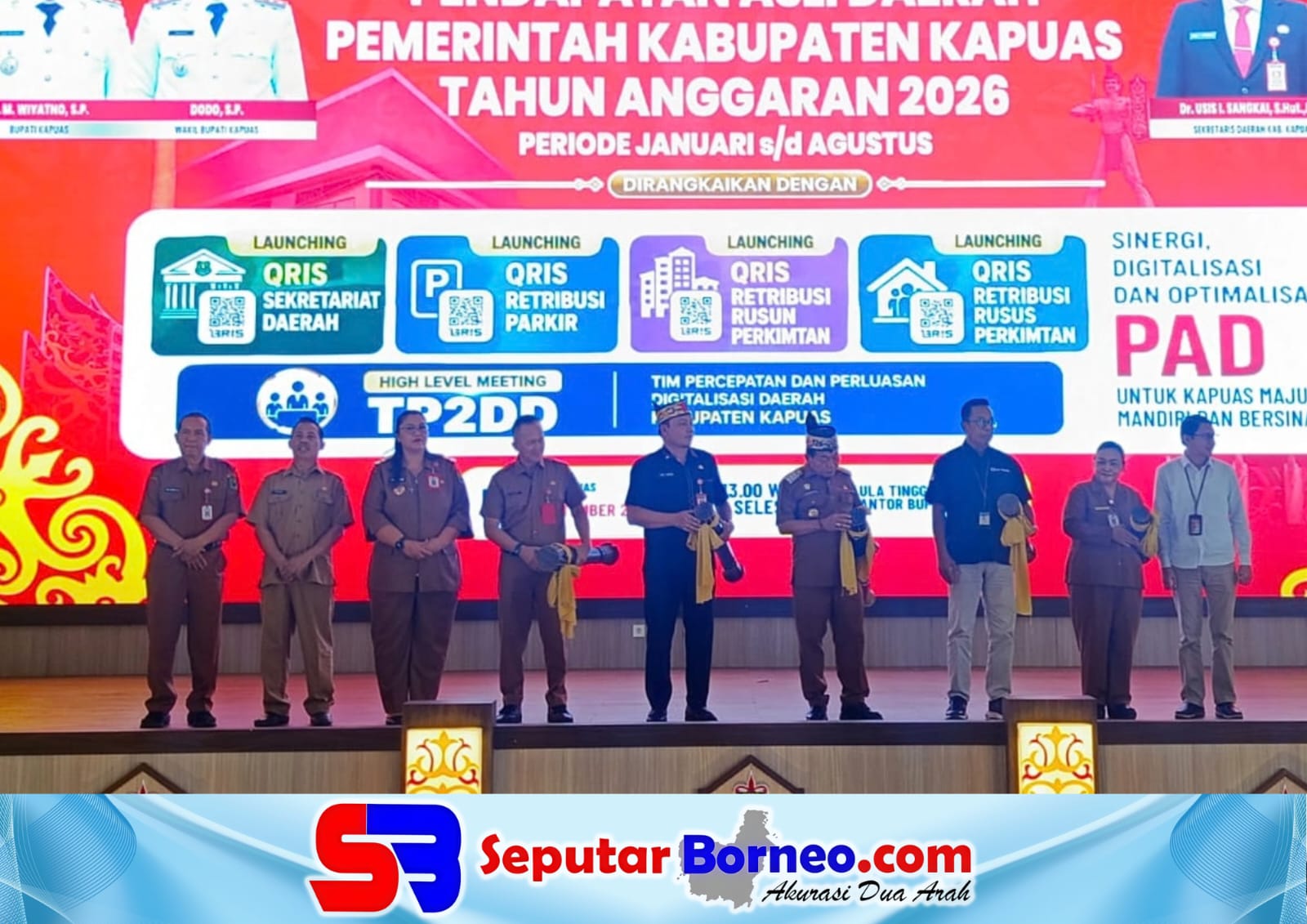 Bupati Kapuas HM Wiyatno bersama Forkopimda, Sekretaris Daerah Kabupaten Kapuas Usis I. Sangkai, Kepala Perwakilan Bank Indonesia Provinsi Kalimantan Tengah, Rapat Koordinasi Evaluasi Pendapatan Asli Daerah (PAD) Tahun Anggaran 2026 sekaligus melaunching QRIS Retribusi di Aula Tingang Menteng Kantor Bupati Kapuas, Senin (21/9/2026) siang. FOTO: FADLI/SB